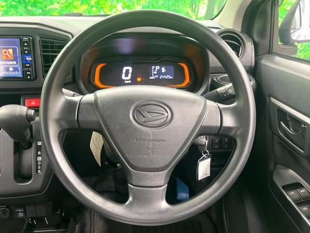�C���e���A�ɍ��킹���f�U�C���̃X�e�A�����O�́A�^�]�������̂��Ƃ��l���A�^�]���₷���`��A�傫���ł��B�����x�A���ۂɐG���Ă��m���߂��������B