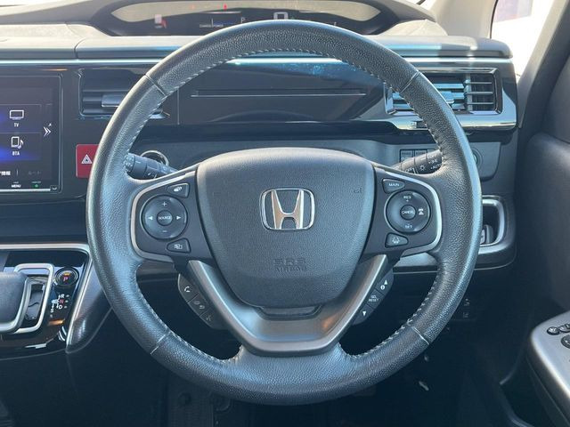 �C���e���A�ɍ��킹���f�U�C���̃X�e�A�����O�́A�^�]�������̂��Ƃ��l���A�^�]���₷���`��A�傫���ł��B�����x�A���ۂɐG���Ă��m���߂��������B