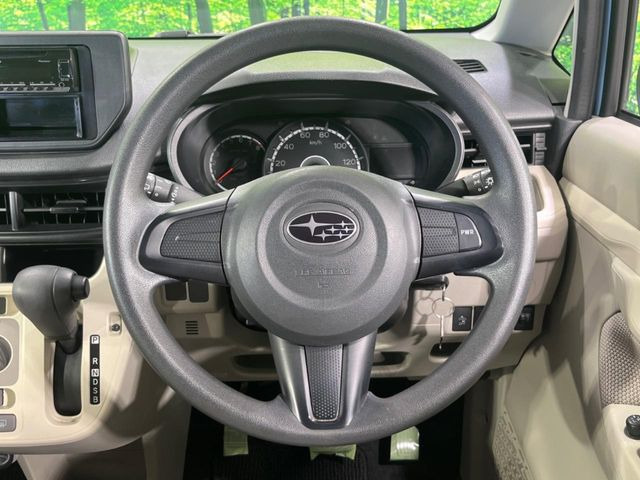 �C���e���A�ɍ��킹���f�U�C���̃X�e�A�����O�́A�^�]�������̂��Ƃ��l���A�^�]���₷���`��A�傫���ł��B�����x�A���ۂɐG���Ă��m���߂��������B