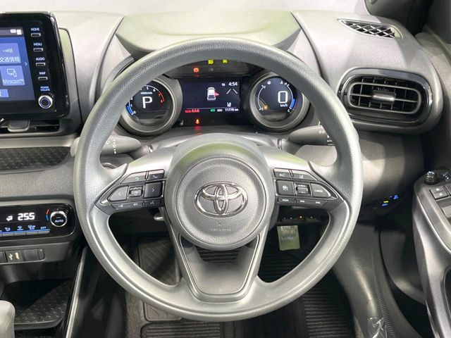 インテリアに合わせたデザインのステアリングは、運転される方のことも考え、運転しやすい形状、大きさです。是非一度、実際に触ってお確かめください。