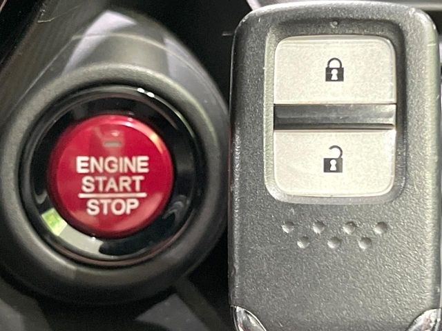 �yHonda�X�}�[�g�L�[�z�J�o����|�P�b�g�ɓ��ꂽ�܂܂ł��h�A�̎{���E�������\�ȃX�}�[�g�L�[�𑕔��B�G���W���̃I���E�I�t�����J�M�����o���K�v����������Ƃ��Ă��֗��ł���