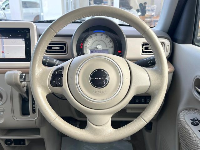 �C���e���A�ɍ��킹���f�U�C���̃X�e�A�����O�́A�^�]�������̂��Ƃ��l���A�^�]���₷���`��A�傫���ł��B�����x�A���ۂɐG���Ă��m���߂��������B