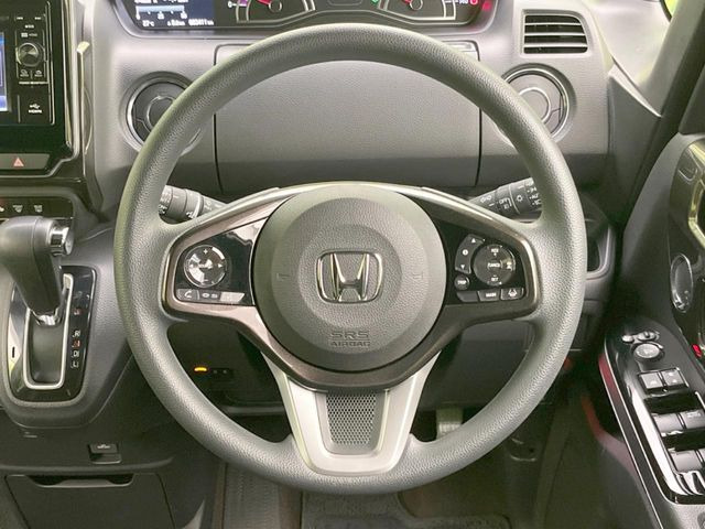 �C���e���A�ɍ��킹���f�U�C���̃X�e�A�����O�́A�^�]�������̂��Ƃ��l���A�^�]���₷���`��A�傫���ł��B�����x�A���ۂɐG���Ă��m���߂��������B