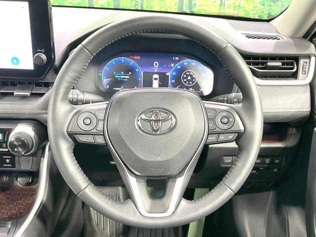 【純正革巻きステアリング】上質な革を使用することで、手にしっかり馴染みとても運転しやすいハンドルです♪