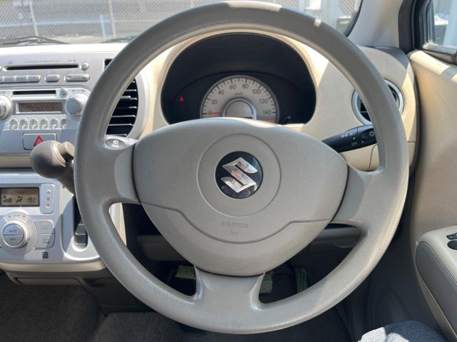 �C���e���A�ɍ��킹���f�U�C���̃X�e�A�����O�́A�^�]�������̂��Ƃ��l���A�^�]���₷���`��A�傫���ł��B�����x�A���ۂɐG���Ă��m���߂��������B