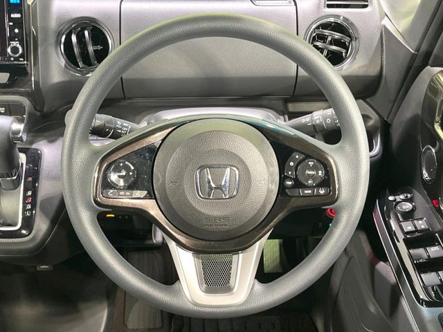 �C���e���A�ɍ��킹���f�U�C���̃X�e�A�����O�́A�^�]�������̂��Ƃ��l���A�^�]���₷���`��A�傫���ł��B�����x�A���ۂɐG���Ă��m���߂��������B