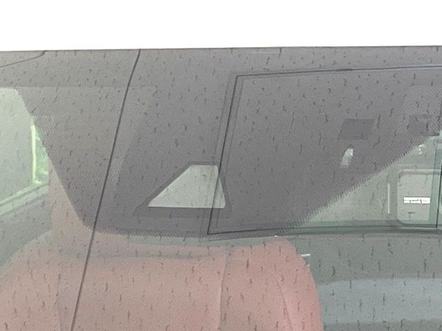 【プリクラッシュセーフティ】前方の車両等を検知し、衝突しそうな時は警報で注意を促し、ブレーキを踏む力をサポート。ブレーキを踏めなかった場合は衝突被害軽減ブレーキが作動、衝突回避をサポートします。