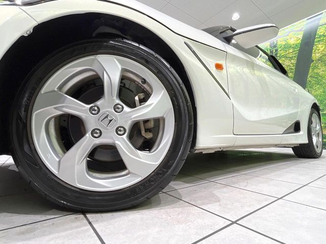 �y����16�C���`�A���~�z�C�[���z�O�ςɃ}�b�`���������A���~�z�C�[���𑕒����Ă���܂��B�e��ЊO�A���~�z�C�[����A�X�^�b�h���X�^�C�����戵�����Ă���܂��B���񂲑��k����������