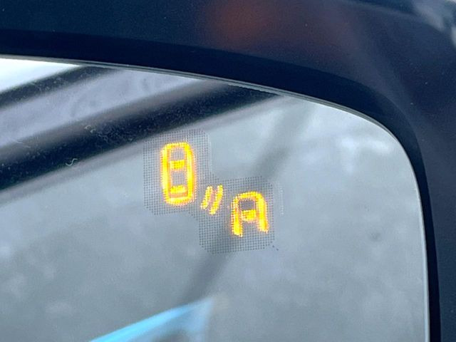 【ブラインドスポットモニタリング】走行中、ドアミラーの死角になりやすい箇所に後続車が接近するとサイドミラー付近に警告を表示、ドライバーに注意喚起をしてくれます。