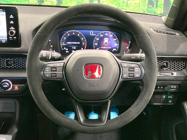 �C���e���A�ɍ��킹���f�U�C���̃X�e�A�����O�́A�^�]�������̂��Ƃ��l���A�^�]���₷���`��A�傫���ł��B�����x�A���ۂɐG���Ă��m���߂��������B