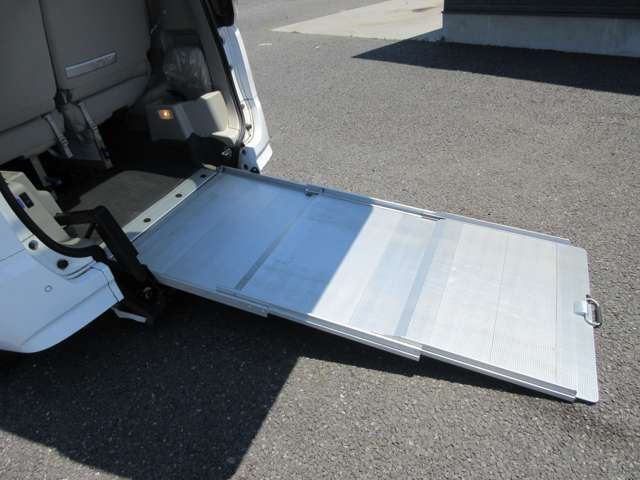 セレナ2.0 X チェアキャブ スロープタイプ 車いす1名 セカンド仕様