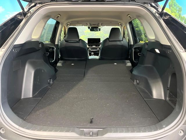 普段のお買い物や通勤、送迎等に十分な荷室スペースを確保しております。セカンドシートを倒すと、大きな荷物の積載も可能です♪