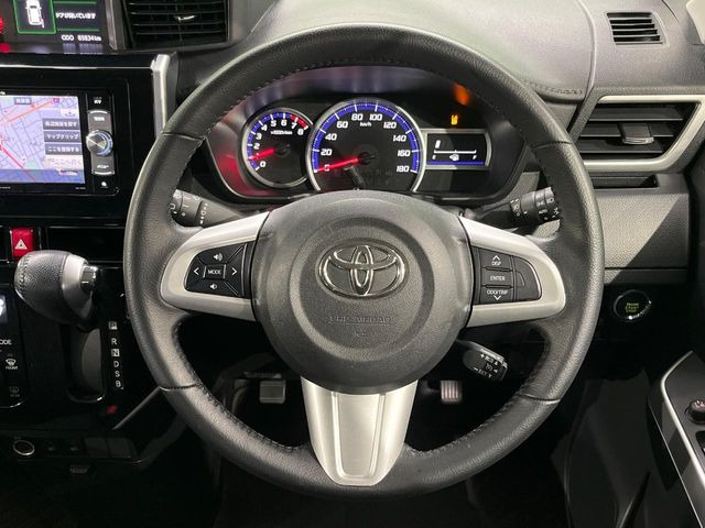 �C���e���A�ɍ��킹���f�U�C���̃X�e�A�����O�́A�^�]�������̂��Ƃ��l���A�^�]���₷���`��A�傫���ł��B�����x�A���ۂɐG���Ă��m���߂��������B