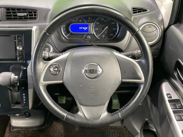 �C���e���A�ɍ��킹���f�U�C���̃X�e�A�����O�́A�^�]�������̂��Ƃ��l���A�^�]���₷���`��A�傫���ł��B�����x�A���ۂɐG���Ă��m���߂��������B