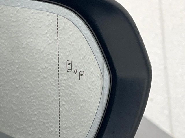 【ブラインドスポットモニター】走行中、ドアミラーの死角になりやすい箇所に後続車が接近するとサイドミラーのレンズに警告を表示!ドライバーに注意喚起をしてくれます。