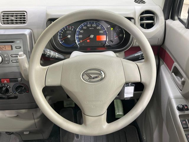 �C���e���A�ɍ��킹���f�U�C���̃X�e�A�����O�́A�^�]�������̂��Ƃ��l���A�^�]���₷���`��A�傫���ł��B�����x�A���ۂɐG���Ă��m���߂��������B
