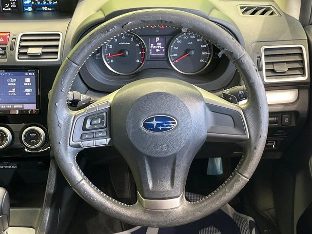 �C���e���A�ɍ��킹���f�U�C���̃X�e�A�����O�́A�^�]�������̂��Ƃ��l���A�^�]���₷���`��A�傫���ł��B�����x�A���ۂɐG���Ă��m���߂��������B