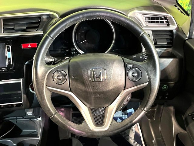 インテリアに合わせたデザインのステアリングは、運転される方のことも考え、運転しやすい形状、大きさです。是非一度、実際に触ってお確かめください。
