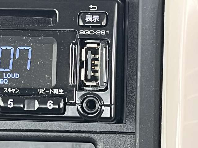 USB端子、AUX付き!