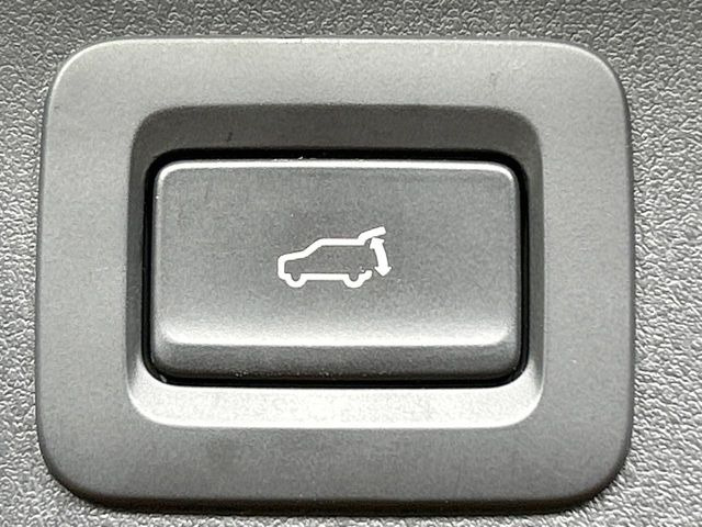【パワーバックドア】スマートキーや運転席のボタンを押すだけでリアゲートが自動で開閉します!荷物を持っている時や、高い位置にあるバックドアを閉める際に便利な機能です♪