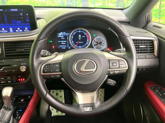 インテリアに合わせたデザインのステアリングは、運転される方のことも考え、運転しやすい形状、大きさです。是非一度、実際に触ってお確かめください。