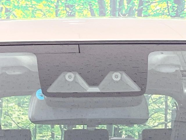 【スマートアシスト】走行中に前方の車両等を認識し、衝突しそうな時は警報とブレーキで衝突回避と被害軽減をアシスト。より安全にドライブをお楽しみいただけます。