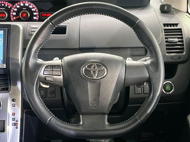 �C���e���A�ɍ��킹���f�U�C���̃X�e�A�����O�́A�^�]�������̂��Ƃ��l���A�^�]���₷���`��A�傫���ł��B�����x�A���ۂɐG���Ă��m���߂��������B