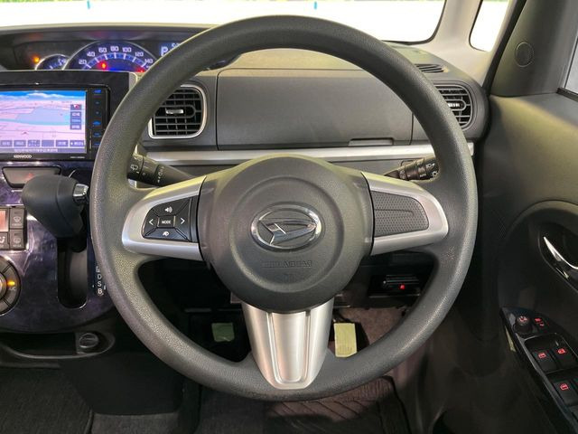 �C���e���A�ɍ��킹���f�U�C���̃X�e�A�����O�́A�^�]�������̂��Ƃ��l���A�^�]���₷���`��A�傫���ł��B�����x�A���ۂɐG���Ă��m���߂��������B