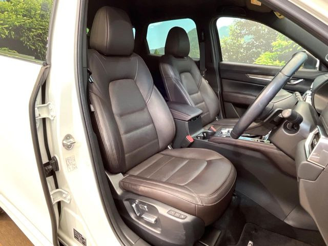運転席まわりには十分なスペースがあり、大柄な方でもゆったり運転していただける環境です。