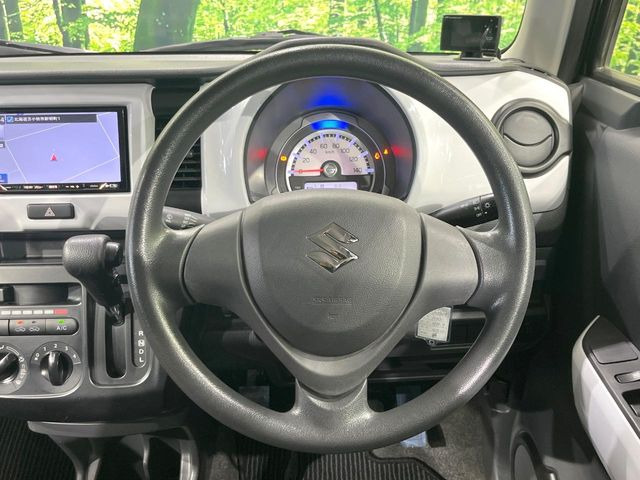 �C���e���A�ɍ��킹���f�U�C���̃X�e�A�����O�́A�^�]�������̂��Ƃ��l���A�^�]���₷���`��A�傫���ł��B�����x�A���ۂɐG���Ă��m���߂��������B