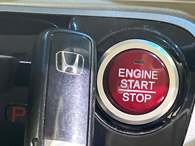 �yHonda�X�}�[�g�L�[�z�J�o����|�P�b�g�ɓ��ꂽ�܂܂ł��h�A�̎{���E�������\�ȃX�}�[�g�L�[�𑕔��B�G���W���̃I���E�I�t�����J�M�����o���K�v����������Ƃ��Ă��֗��ł���