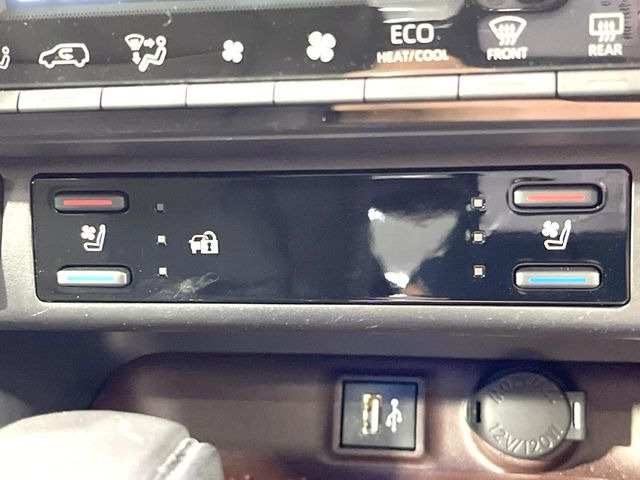 【シートヒーター&ベンチレーション】夏場は涼しい風でお尻や背中の熱やムレを防ぎ、冬はエアコンよりも早く温まってポカポカに!季節を問わず快適に過ごせます。