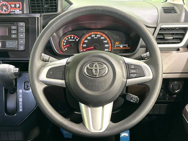 �C���e���A�ɍ��킹���f�U�C���̃X�e�A�����O�́A�^�]�������̂��Ƃ��l���A�^�]���₷���`��A�傫���ł��B�����x�A���ۂɐG���Ă��m���߂��������B