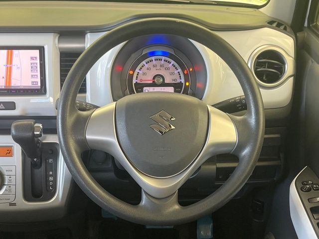 �C���e���A�ɍ��킹���f�U�C���̃X�e�A�����O�́A�^�]�������̂��Ƃ��l���A�^�]���₷���`��A�傫���ł��B�����x�A���ۂɐG���Ă��m���߂��������B