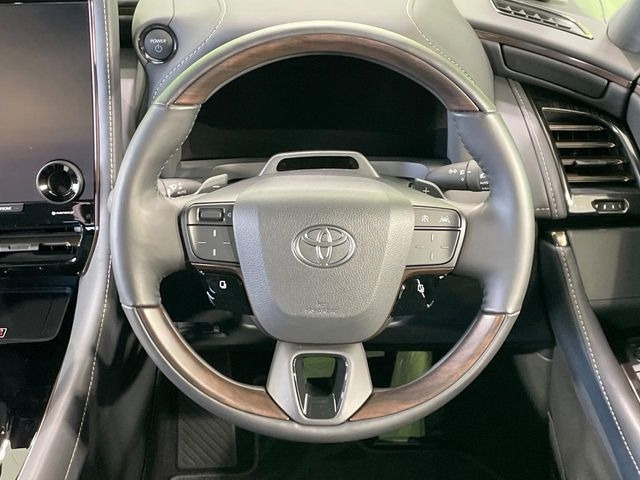 �C���e���A�ɍ��킹���f�U�C���̃X�e�A�����O�́A�^�]�������̂��Ƃ��l���A�^�]���₷���`��A�傫���ł��B�����x�A���ۂɐG���Ă��m���߂��������B