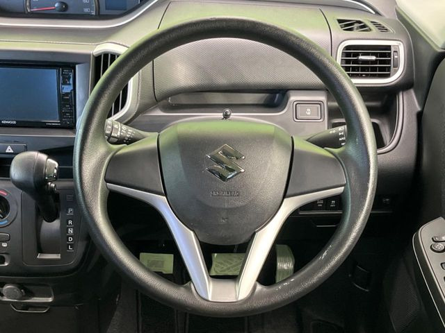 �C���e���A�ɍ��킹���f�U�C���̃X�e�A�����O�́A�^�]�������̂��Ƃ��l���A�^�]���₷���`��A�傫���ł��B�����x�A���ۂɐG���Ă��m���߂��������B