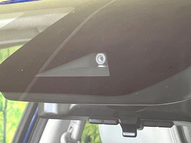 【エマージェンシーブレーキ】走行中に前方の車両等を認識し、衝突しそうな時は警報とブレーキで衝突回避と被害軽減をアシスト。より安全にドライブをお楽しみいただけます。