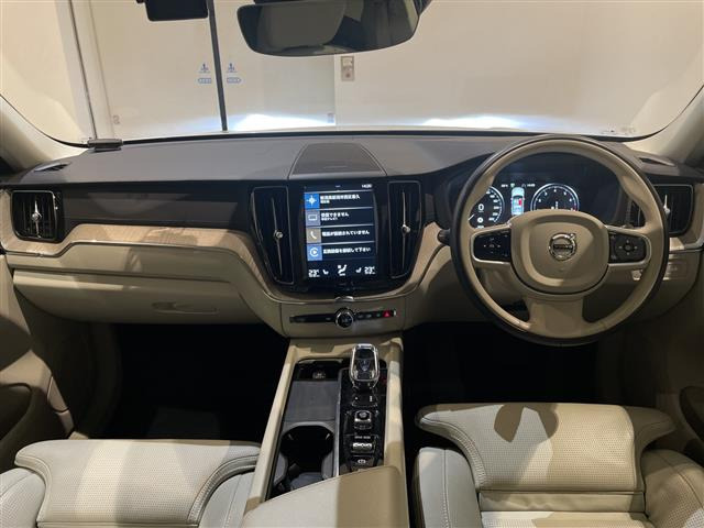 XC60B5 AWD インスクリプション 4WD