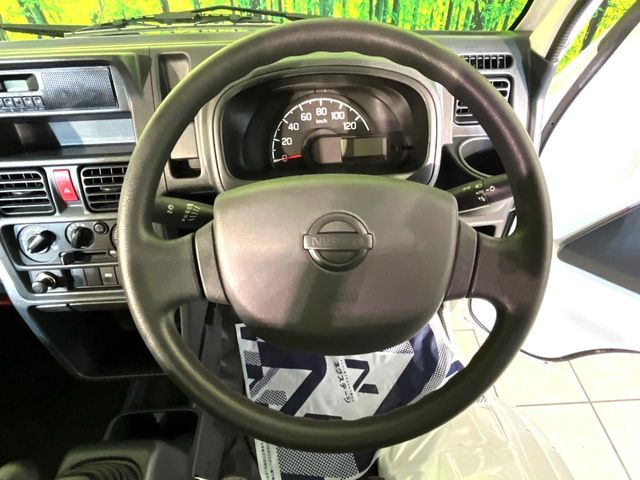 �C���e���A�ɍ��킹���f�U�C���̃X�e�A�����O�́A�^�]�������̂��Ƃ��l���A�^�]���₷���`��A�傫���ł��B�����x�A���ۂɐG���Ă��m���߂��������B