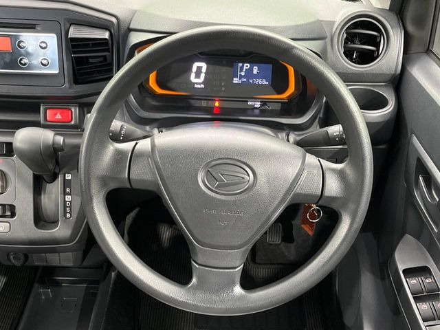 �C���e���A�ɍ��킹���f�U�C���̃X�e�A�����O�́A�^�]�������̂��Ƃ��l���A�^�]���₷���`��A�傫���ł��B�����x�A���ۂɐG���Ă��m���߂��������B