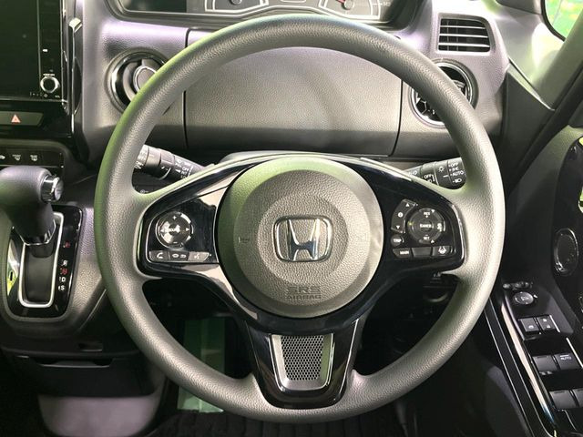 インテリアに合わせたデザインのステアリングは、運転される方のことも考え、運転しやすい形状、大きさです。是非一度、実際に触ってお確かめください。