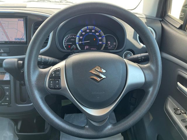 �C���e���A�ɍ��킹���f�U�C���̃X�e�A�����O�́A�^�]�������̂��Ƃ��l���A�^�]���₷���`��A�傫���ł��B�����x�A���ۂɐG���Ă��m���߂��������B