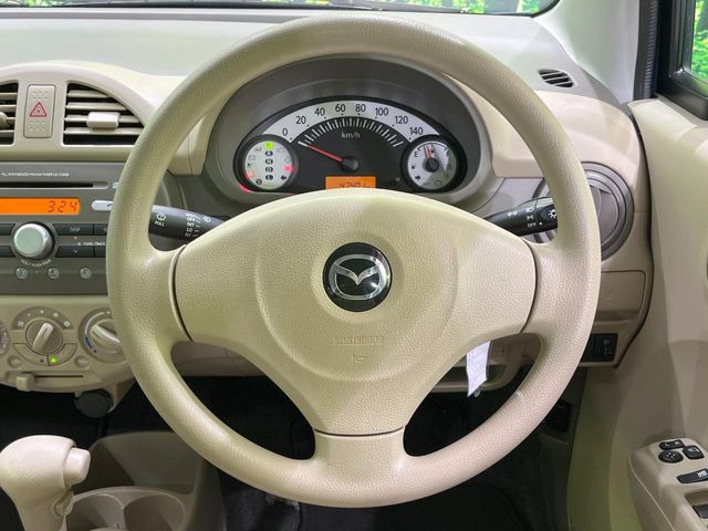 �C���e���A�ɍ��킹���f�U�C���̃X�e�A�����O�́A�^�]�������̂��Ƃ��l���A�^�]���₷���`��A�傫���ł��B�����x�A���ۂɐG���Ă��m���߂��������B
