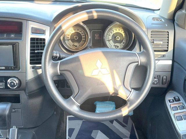�C���e���A�ɍ��킹���f�U�C���̃X�e�A�����O�́A�^�]�������̂��Ƃ��l���A�^�]���₷���`��A�傫���ł��B�����x�A���ۂɐG���Ă��m���߂��������B