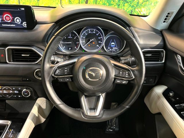 【ステアリングヒーター】冬場に冷たくなりやすい革巻きステアリングを、スイッチ一つで素早く適温に!エアコンよりも早く温まってくれるので、寒い日の運転も快適になりますね♪