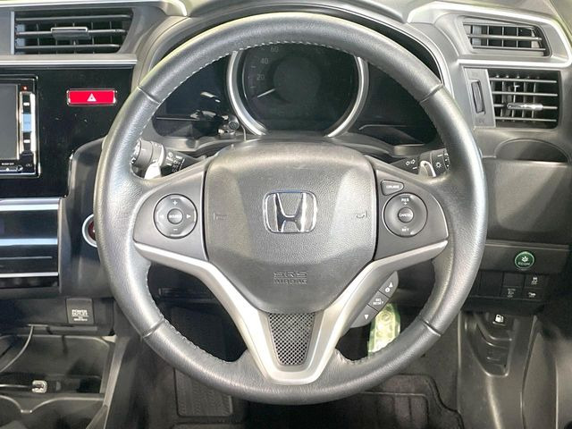 �C���e���A�ɍ��킹���f�U�C���̃X�e�A�����O�́A�^�]�������̂��Ƃ��l���A�^�]���₷���`��A�傫���ł��B�����x�A���ۂɐG���Ă��m���߂��������B