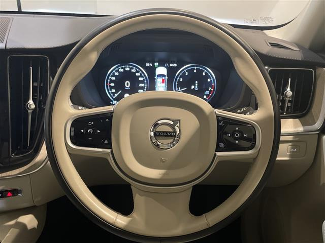 XC60B5 AWD インスクリプション 4WD