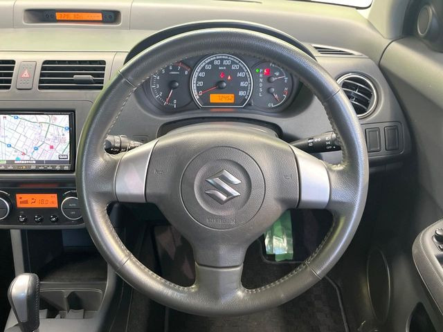 �C���e���A�ɍ��킹���f�U�C���̃X�e�A�����O�́A�^�]�������̂��Ƃ��l���A�^�]���₷���`��A�傫���ł��B�����x�A���ۂɐG���Ă��m���߂��������B