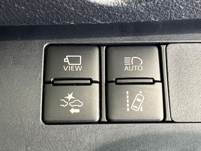 【アダプティブハイビーム】遠くまで明るく照らすハイビームを先行車や対向車に照射しない様、自動で調整!毎回手動で切り替える必要がなく、夜間走行時のストレスも軽減。安全性向上にも寄与します。