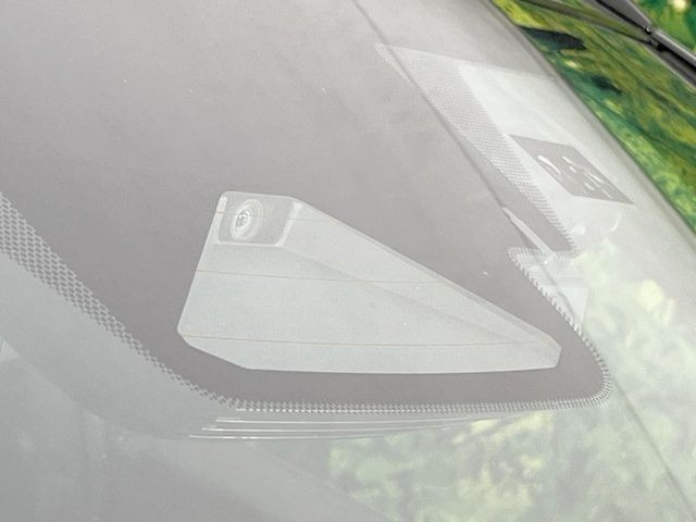 【プリクラッシュセーフティ】前方の車両等を検知し、衝突しそうな時は警報で注意を促し、ブレーキを踏む力をサポート。ブレーキを踏めなかった場合は衝突被害軽減ブレーキが作動、衝突回避をサポートします。